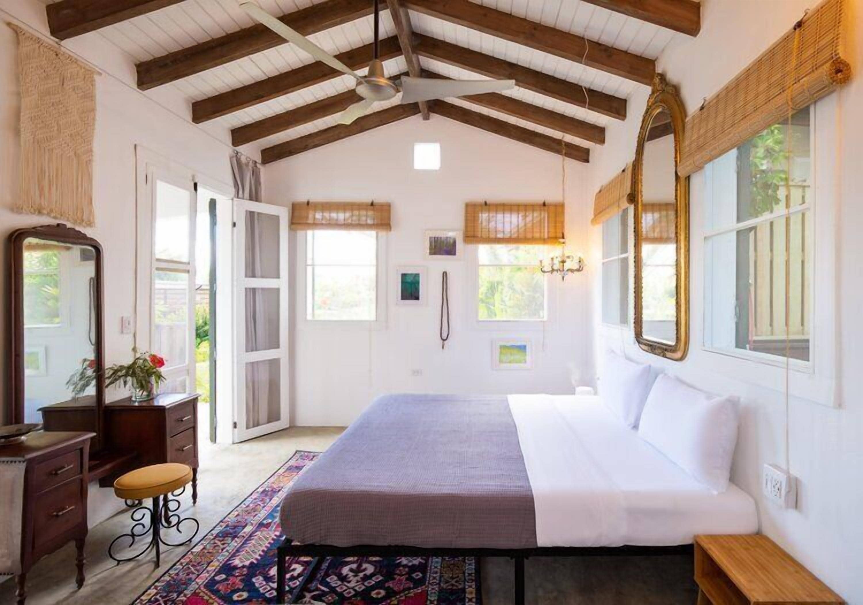 Design studio suite, keuken, uitzicht op tuin | Luxe beddengoed, donsdekens, een kluis op de kamer