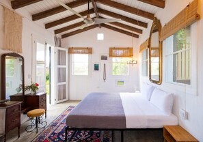 Suite estudio de diseñador, cocina, vista al jardín | Ropa de cama de alta calidad y edredón 