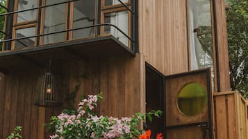 Deluxe Tree House, 1 Queen Bed, Kitchen, Garden View | Premium bedding, down duvets, in-room safe, individually decorated