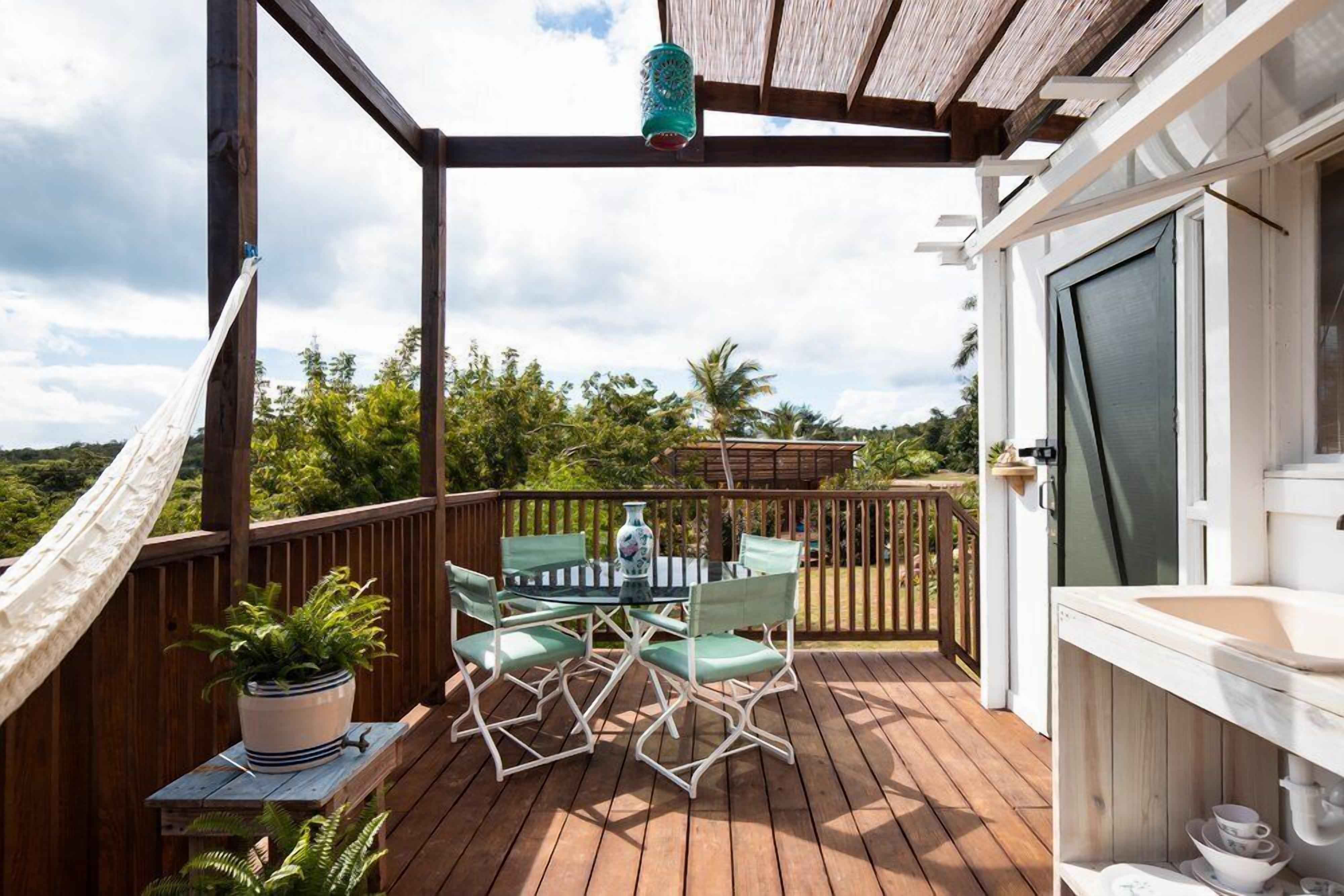 signature tree house, 1 king bed, kitchen, garden view | living area