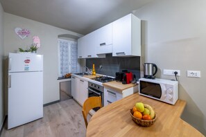 冰箱、微波炉、烤箱、炉灶