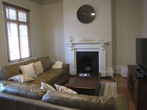 Smart TV, video games, DVD player, books - "La Dentella" French for Lace -Exquisite Luxury Terrace in Bathurst CBD (Bathurst)