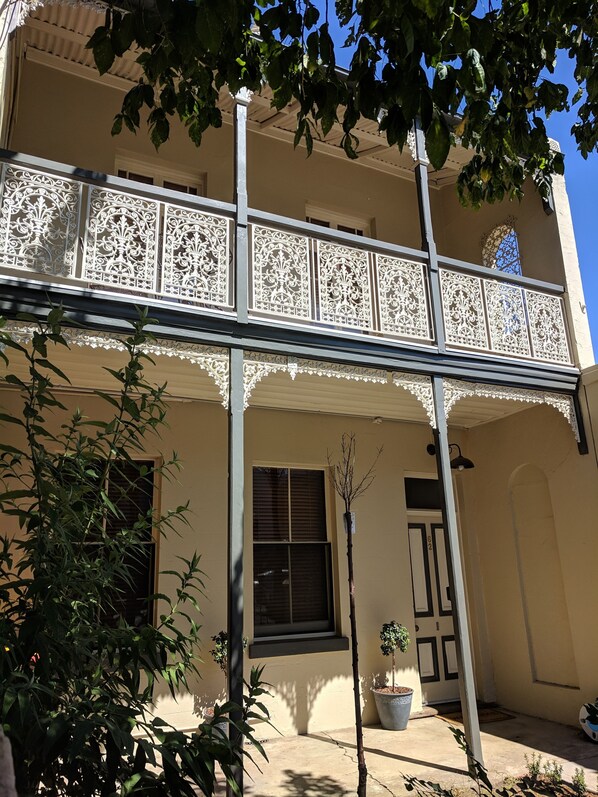 Exterior detail - "La Dentella" French for Lace -Exquisite Luxury Terrace in Bathurst CBD (Bathurst)