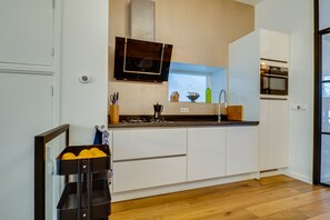 Réfrigérateur, four à micro-ondes, un four, surface de cuisson