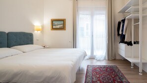 2 chambres, coffres-forts dans les chambres, fer et planche à repasser