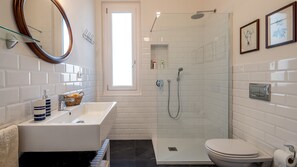Dusche, Haartrockner, Bidet, Handtücher