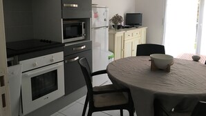 Een koffiezetapparaat/waterkoker, een koelkast, een microgolfoven