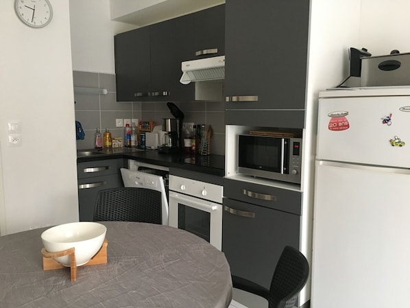 Réfrigérateur, micro-ondes, four, plaque de cuisson