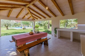 Outdoor dining - Apartment Susnjici 1 with Pool, BBQ, Children Playground and Balcony (Sveti Lovrec)