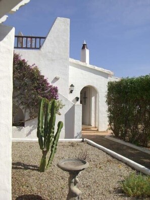 Exterior detail - Villa For Rent In Menorca With Private Pool, Enclosed Garden & Air Conditioni (Villacarlos)