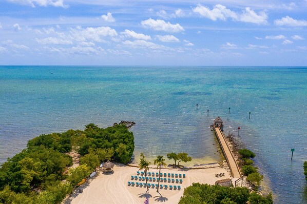 Ubicación cercana a la playa, tumbonas y toallas de playa