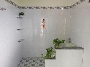 Een haardroger, handdoeken, shampoo, toiletpapier