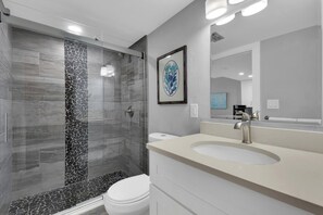 Ensemble baignoire-douche, séchoir à cheveux, serviettes fournies