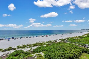 Am Strand, Sonnenschirme
