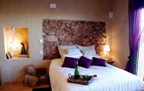1 quarto, ferros/tábuas de passar roupa, berço de viagem