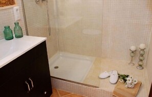 Douche, serviettes fournies, savon, papier de toilette