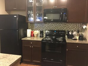 Køleskab, mikrobølgeovn, ovn, kogeplade