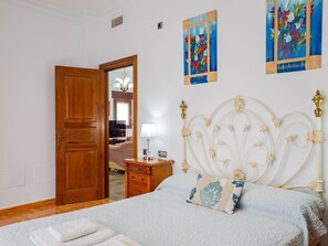 5 slaapkamers, een strijkplank/strijkijzer, gratis wifi, beddengoed
