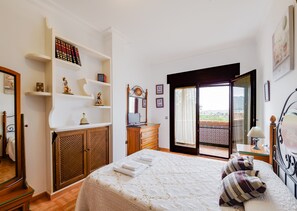 5 bedrooms, iron/ironing board, free WiFi, bed sheets