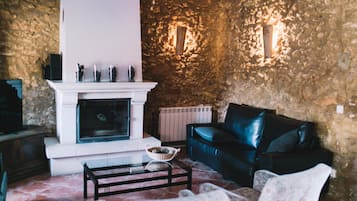 Smart TV, chimenea, reproductor de DVD y libros