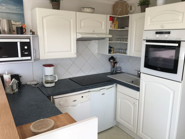 Frigorifero, microonde, forno, piano cottura