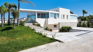 A modern two-story house with a flat roof, large windows, and a covered outdoor seating area. - Diantha - Villa for 10 People with Pool in Sicily, A/C, WIFI (Marsala)