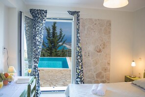 4 bedrooms, in-room safe, desk, soundproofing - Private stone built villa, infinity pool, BBQ, nearby Agios Nikitas (Tsoukalades)