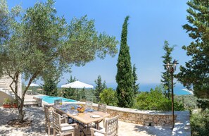 Outdoor dining - Private stone built villa, infinity pool, BBQ, nearby Agios Nikitas (Tsoukalades)