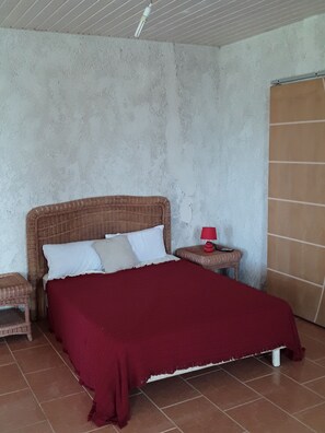 2 bedrooms, iron/ironing board, WiFi, bed sheets - The small loft in the meadow (Petit Bourg)