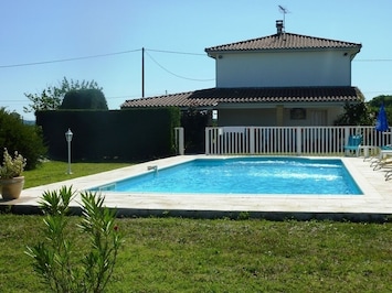 Une partie du jardin, cÎté piscine.
Piscine 5 x 10 m, sécurisée avec barriÚres.