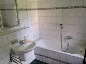 Bathtub, towels