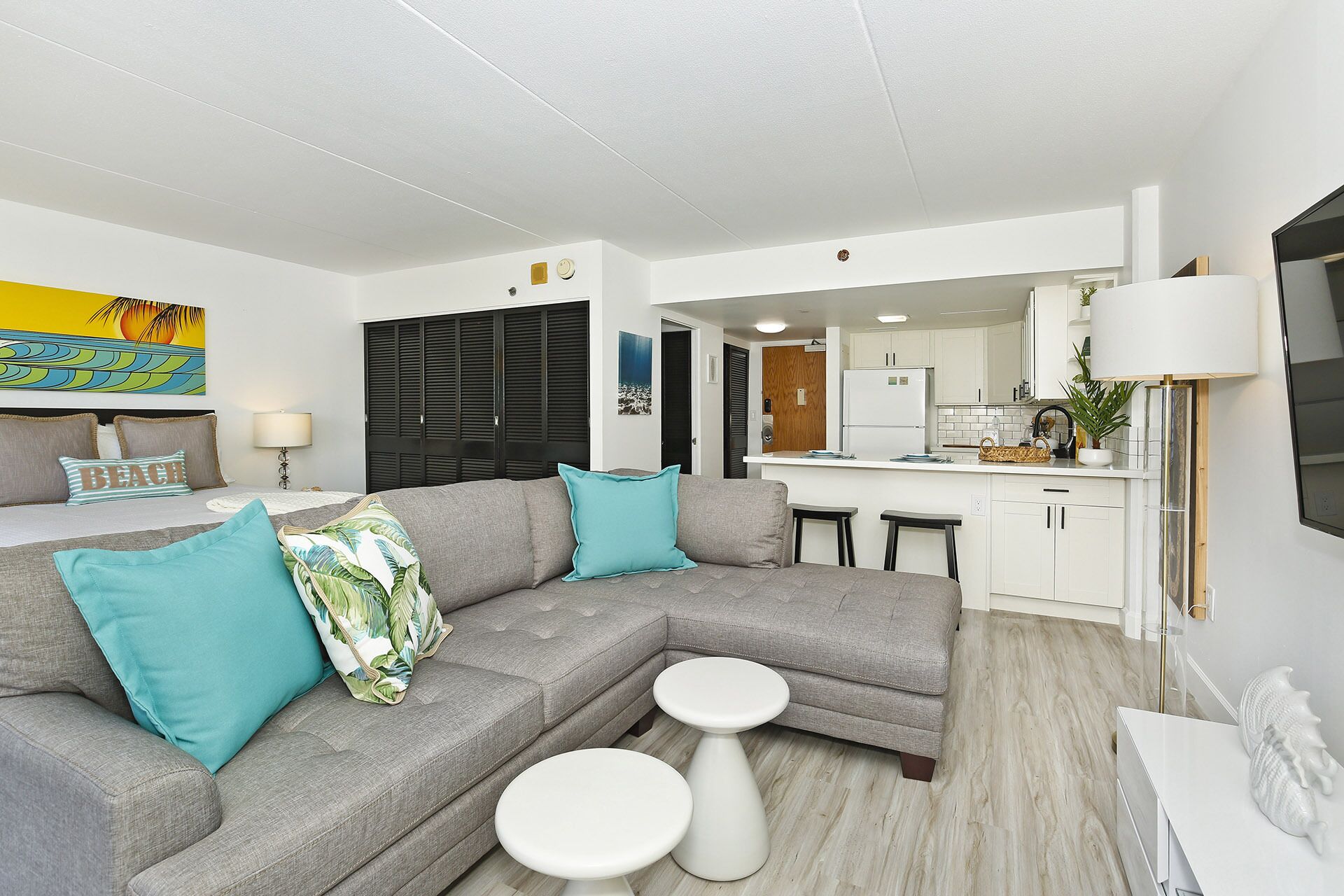 Great location, quick walk to beach, includes FREE Wi-Fi and Parking!
