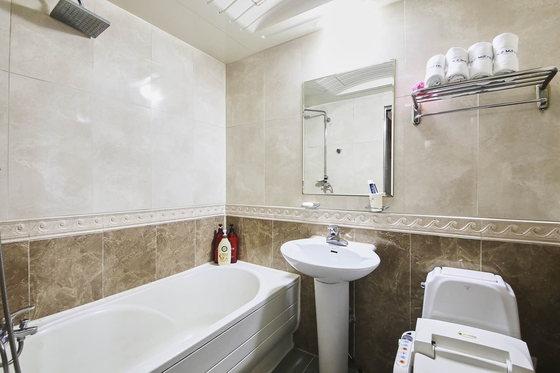 standard room | bathroom | combined shower/bathtub, dressing gowns, bidet, towels