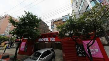 Un edificio de ladrillo rojo con un letrero que dice 'Motel K2'.