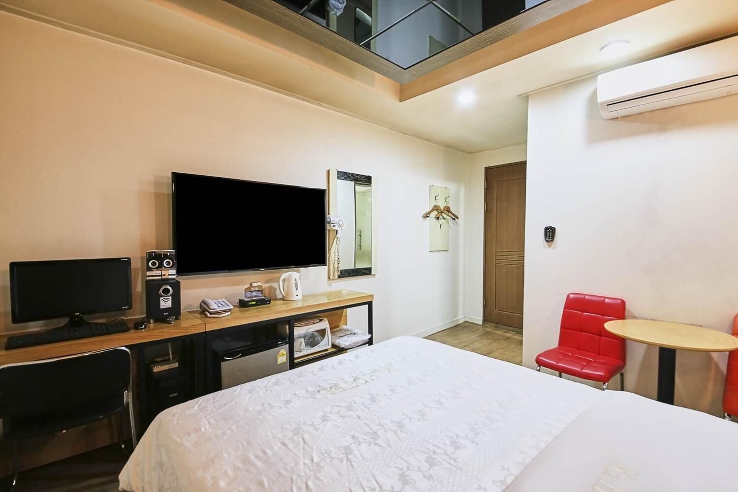 free wifi, bed sheets