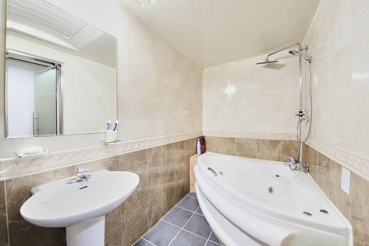 combined shower/bathtub, dressing gowns, bidet, towels