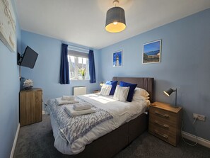 2 bedrooms, iron/ironing board, free WiFi, bed sheets - Sea Esta -  a cottage (attached) that sleeps 5 guests  in 2 bedrooms (Filey)