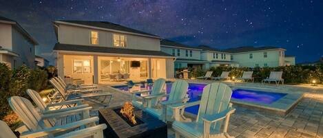 Una piscina climatizada, sillones reclinables de piscina