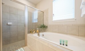 Combined shower/tub, towels - Spacious Home with South Facing Pool in Encore (Kissimmee)