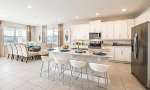 冷蔵庫、電子レンジ、オーブン、コンロ