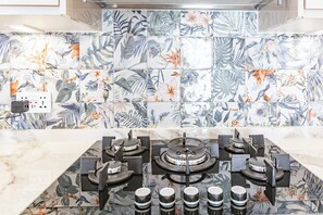 ثلاجة، فرن، موقد طهي مسطح، غسالة أطباق