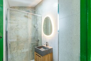 Shower, hair dryer, towels, toilet paper - Casa Sandra, Newly renovated traditional Andalucian townhouse (Competa)