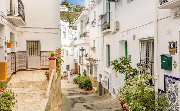 المنطقة المحيطة بالمنشأة