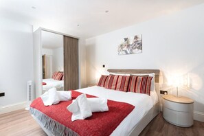 2 bedrooms, iron/ironing board, travel crib, WiFi - Luxury Central Apartment With Car Parking (St Ives)