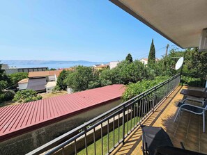 Property grounds - Holiday apartment with balcony and air conditioning (Novi Vinodolski)