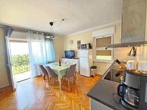 Fridge, microwave, oven, stovetop - Holiday apartment with balcony and air conditioning (Novi Vinodolski)