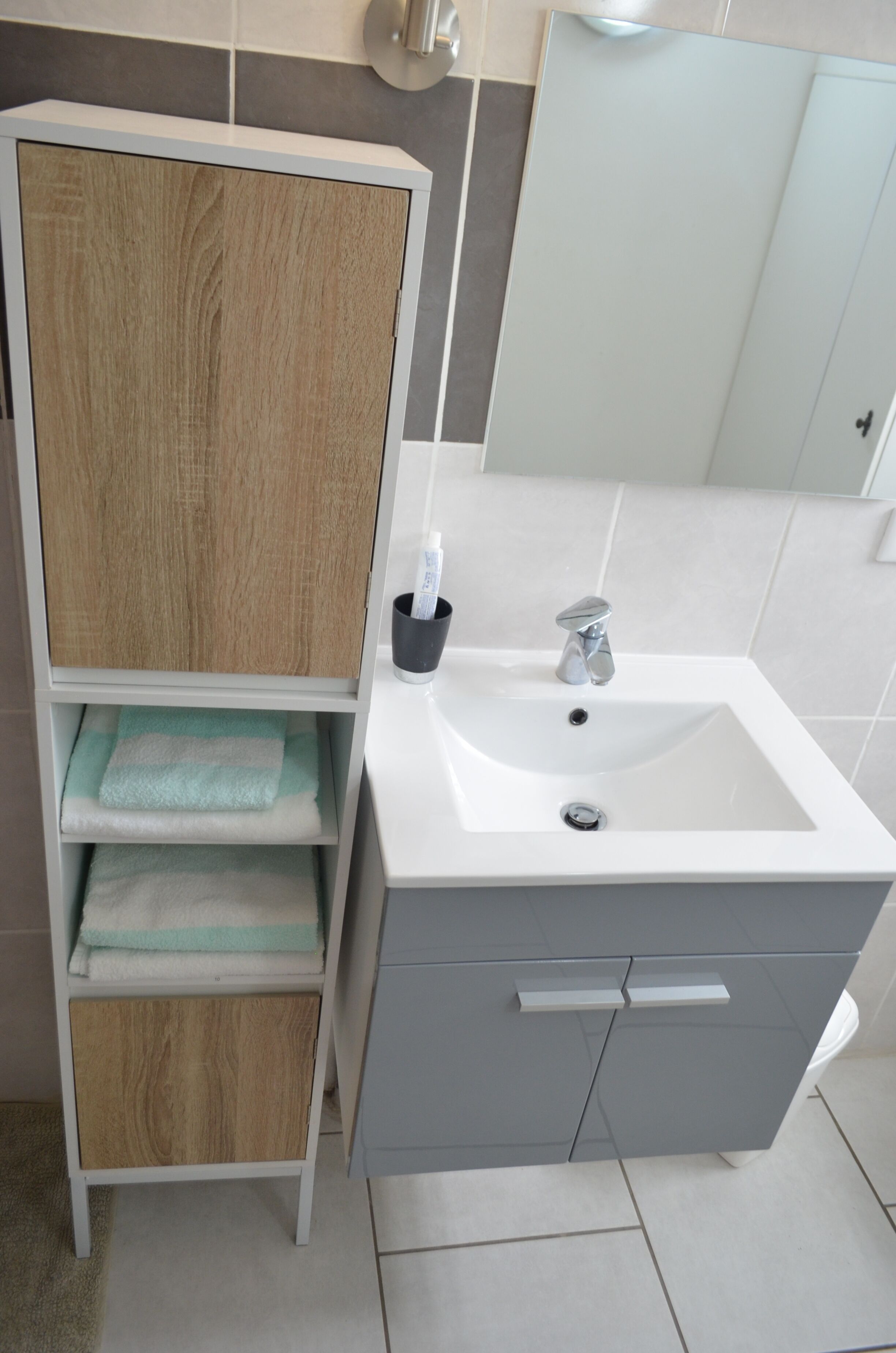 Sèche-cheveux, serviettes fournies, papier toilette