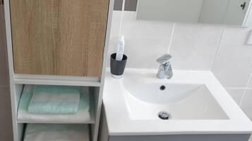 SĂšche-cheveux, serviettes fournies, papier toilette