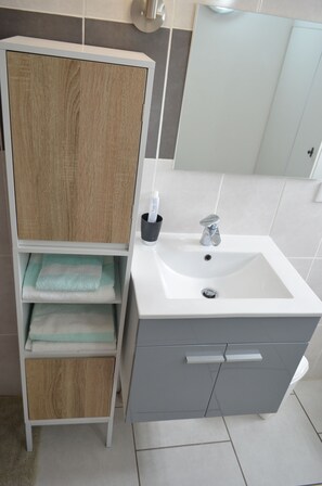 Haartrockner, Handtücher, Toilettenpapier