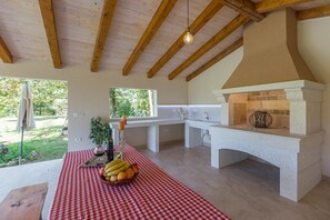 Outdoor dining - Apartment Susnjici 2 with Pool, Children Playground and Balcony, Parking (Baderna)